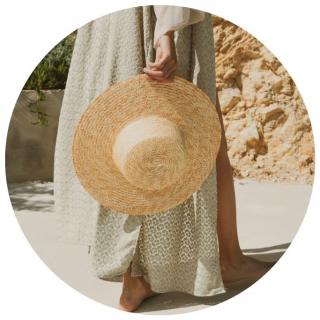 Frau mit Sonnenhut. Link zu unserem Onlineschaufenster Sonne, Sonne, Sehnsucht.