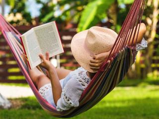 Lesen im Urlaub Hängematte