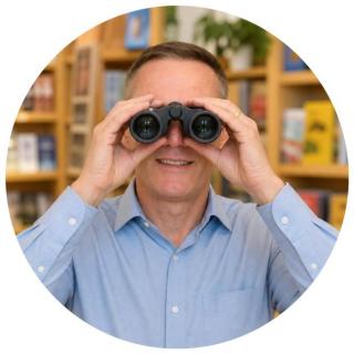 Andreas Besold mit Fernglas. Link zu unserem Onlineschaufenster Vorfreude.