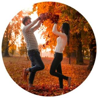 Junges Paar im Herbst. Link zu unserem Onlineschaufenster Romantisch in den Herbst.